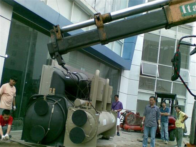 乌兰浩特市随车吊和汽车吊的核心区别是什么？哪种更省钱？