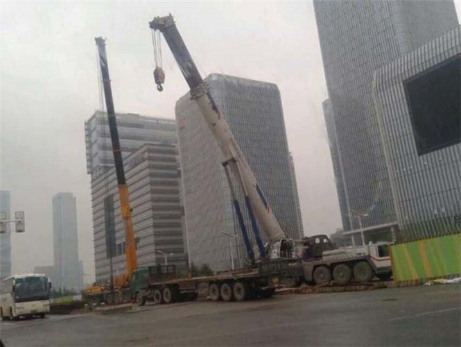 乌兰浩特市“自动找平”—— 吊车的 “平地神器” 技术