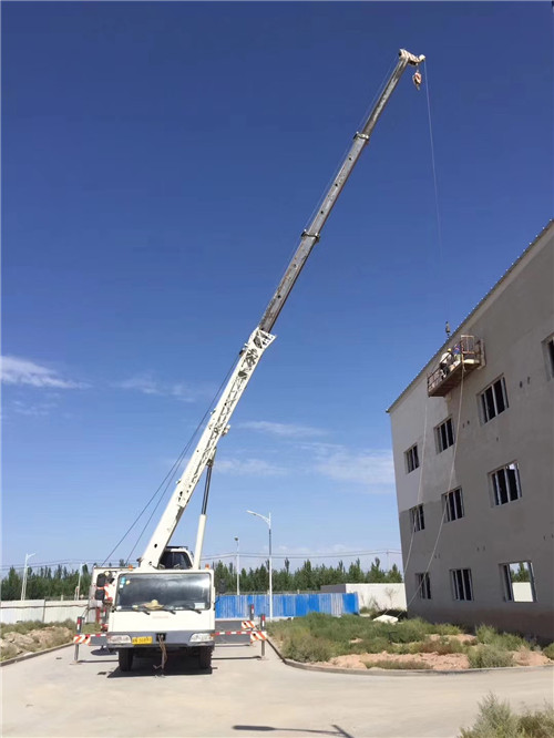 乌兰浩特市“轻装强干”—— 吊车的 “轻量化臂架” 技术