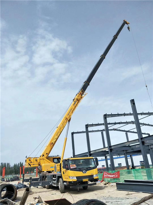 乌兰浩特市超高层建筑钢结构吊装案例